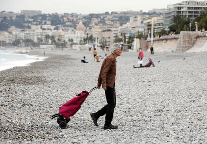 Una mujer aprovecha para dar un paseo en Niza