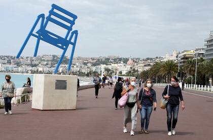 En Niza la gente recorre la zona costera con barbijos