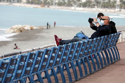 La gente descansa en la costanera de Promenade de Anglais, en Niza