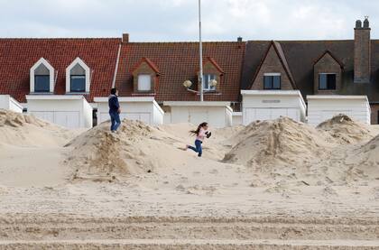 Niños juegan en la arena, en Calais. Francia reabrió sus playas al público, ya que suaviza sus estrictas reglas de cuarentena durante el brote de la enfermedad por coronavirus. 