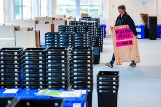 Abren centros de votación para elecciones locales en Reino Unido, consideradas referéndum a Starmer