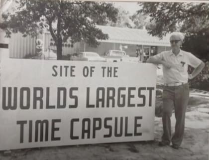 Abrieron la cápsula del tiempo que Harold Davisson había creado en 1975 para conservar 5000 objetos