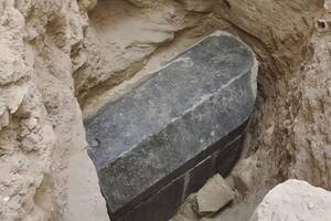 Abrieron un sarcófago de 2000 años en Egipto.