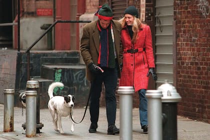 Abrigadísimos para enfrentar el invierno neoyorquino y después de intentar esquivar a los fotógrafos, siguen camino con su mascota.