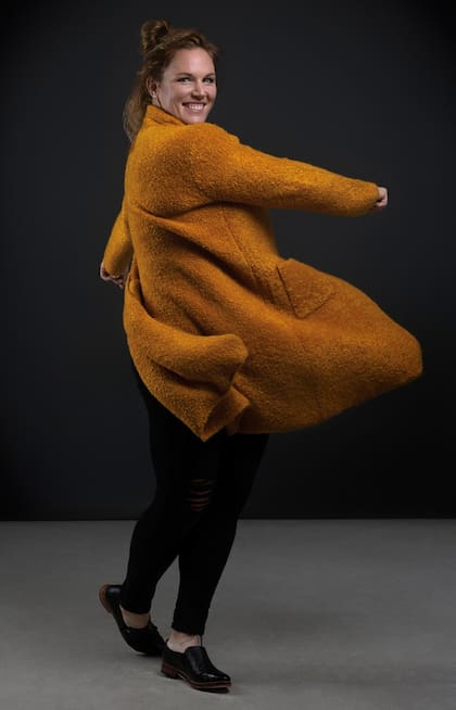 Abrigo de lana buclé (Portsaid, $3980), jean chupín (de Jenny)