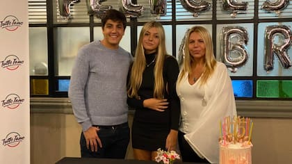 Abril Calvo junto a su mamá y su hermano