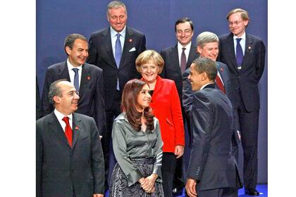 Londres. El presidente de Estados Unidos, Barack Obama se acerca al lado de Cristina Kirchner para posar en la segunda foto de familia de los líderes del G20