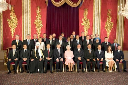 Jefes de Estado posan con la Reina Isabel para una fotografía del grupo en el Palacio de Buckingham, en el marco de la segunda cumbre del G-20 en Londres. A diferencia del primer encuentro los líderes mundiales acordaron "el comienzo de un nuevo orden internacional"