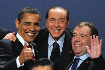 El presidente Barack Obama, el exprimer ministro italiano Silvio Berlusconi y el expresidente Ruso Dmitry Medvedev