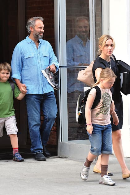 Abril de 2010 en Nueva York. La actriz junto a Mendes y sus hijos Mia (fruto de su primer matrimonio) y Joe Alfie, el hijo que tuvo con el director