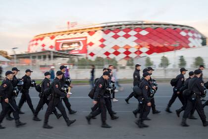 Abril de 2018. Una muestra de la rigurosidad Policías rusos revisan minuciosamente a hinchas de Spartk Moscu durante un partido del campeonato local, que sirvió como banco de pruebas para los grandes operativos que se desplegarán durante la Copa del Mundo, que empezará el jueves 14; cualquier acto r