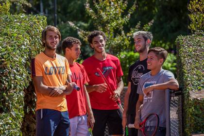Abril de 2021, cinco de los integrantes de la generación jóvenes de tenistas argentinos: Etcheverry, Juanma y Fran Cerúndolo, Tirante y Báez  

