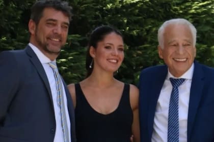 Abril es la nieta de Alberto Cormillot y la hija de Adrián, con quien comparte pantalla en Cuestión de peso