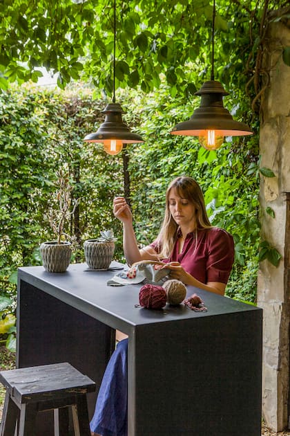 Abril Tanoira desarrolló una técnica propia en la que combina el bordado con collage y pintura.