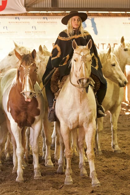 Abril Ulloa participó en el evento organizado por su tío. Con 138 mil seguidores en su cuenta de IG, hay quienes la llaman “agroinfluencer”, ya que allí difunde su pasión por el campo, donde vive y trabaja