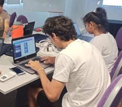 Abril y Jonathan pudieron aprender habilidades digitales en la capacitación de Volando Alto
