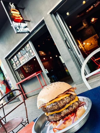 abrió Burger Joint con una idea concreta: hacer una hamburguesa con técnica, producto fresco, pan propio y papas fritas caseras, no industrializadas