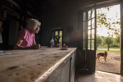 Abrió en 1859 en la localidad de Roque Pérez, en pleno campo, entre Lobos y Saladillo. Mabel -Chola- Gómez (90), retratada en la foto, está presente en el almacén desde su llegada al mundo y asegura que nunca cerró.