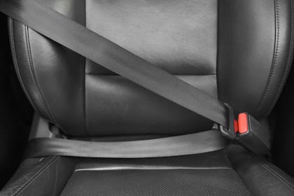 Abrochar de manera incorrecta el cinturón de seguridad para "apagar" la alarma puede provocar un golpe fatal de los airbags