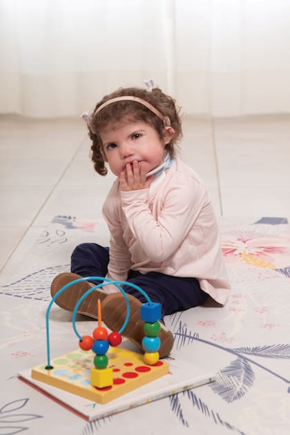 "Abru es muy tranquila, juega sola y le encanta. Yo la espío desde la otra habitación, y veo cómo se entretiene con sus juguetes".