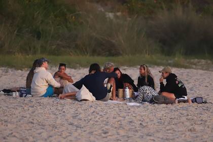 Abstraídos de lo que ocurría a su alrededor, Valentina y su misterioso acompañante vivieron un instante de miradas cómplices, secretos al oído y tiernos besos