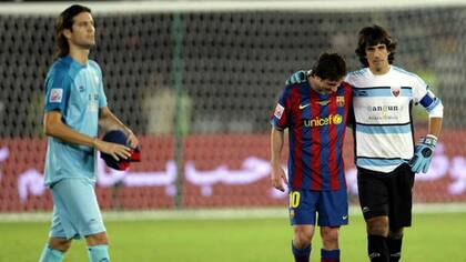 Abu Dabi, Mundial de Clubes 2009: Solari (a la izquierda), que jugaba en Atlante, y Messi coincidieron en la cancha algunos minutos por la semifinal que ganaron los catalanes 3-1; “Messi nunca se dejó llevar por los cantos de sirena de la demagogia”, destaca