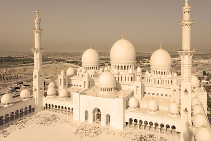 No se puede ir a Abu Dhabi sin visitar la imponente Mezquita Sheikh Zayed