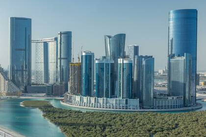 Abu Dhabi, la modernidad y el lujo se mezclan con costumbres milenarias