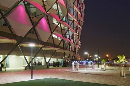 Una vista nocturna de los alrededores del Estadio de Al Ain, donde se jugará uno de los partidos del Mundial de Clubes