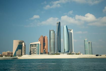 Abu Dhabi, una gigantesca ciudad moderna erigida en medio del desierto