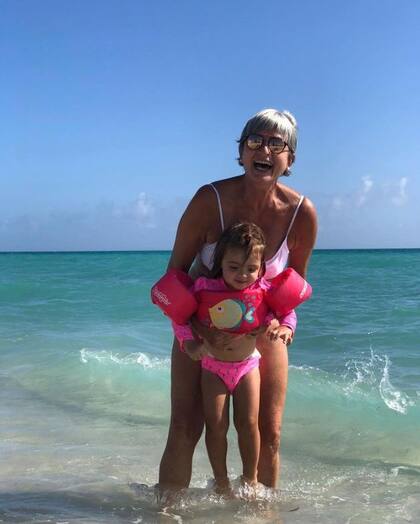 Abuela al agua: en Miami, con su nieta, a pura alegría
