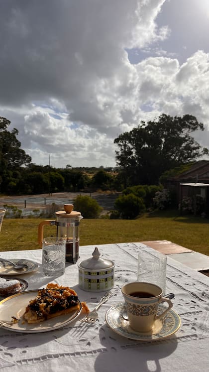 “Abuela Catalina es una casa cultural que funciona todo el año, eso es importante para la comunidad. En verano tenemos más movidas y noches musicales, además del mercadito de arte con obras de artistas locales, y las cabalgatas por el acantilado y la playa”, cuenta Luján Salomon Madero