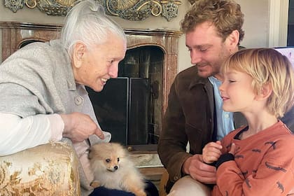 Abuela, nieto y bisnieto, felices con la nueva mascota de la familia.