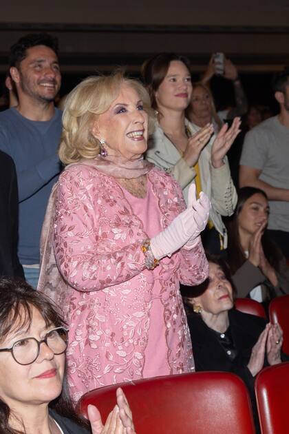 Abuela orgullosa. Mirtha aplaude de pie a su querida nieta. Impecable como siempre, llevó un diseño de Iara.