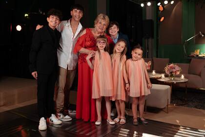 Abuela orgullosa: Nilda González junto a sus seis nietos.