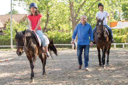 Abuelo compinche y dedicado, Arturo los lleva a todos lados y comparte con ellos su amor por los caballos. “Niko es muy deportista. A Liza, en cambio, le gusta más el arte”, cuenta con orgullo.