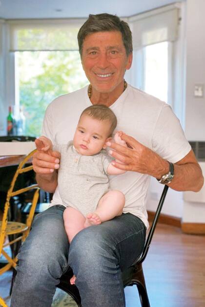 Abuelo Nico. “Papá y Toro tienen una conexión impresionante. Se aman y durante toda la pandemia se re extrañaron. Hace poco se reencontraron y fue divino. Toro sabe que él vive en Punta del Este, le dice “la casa de la playa”. La conoce y ya entiende que, como vive lejos, no lo vemos muy seguido”, cuenta Juana