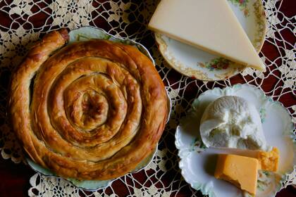 Abundante manteca y azúcar molida en su superficie, son los secretos para un strudel de queso dorado, hojaldrado e irresistible.
