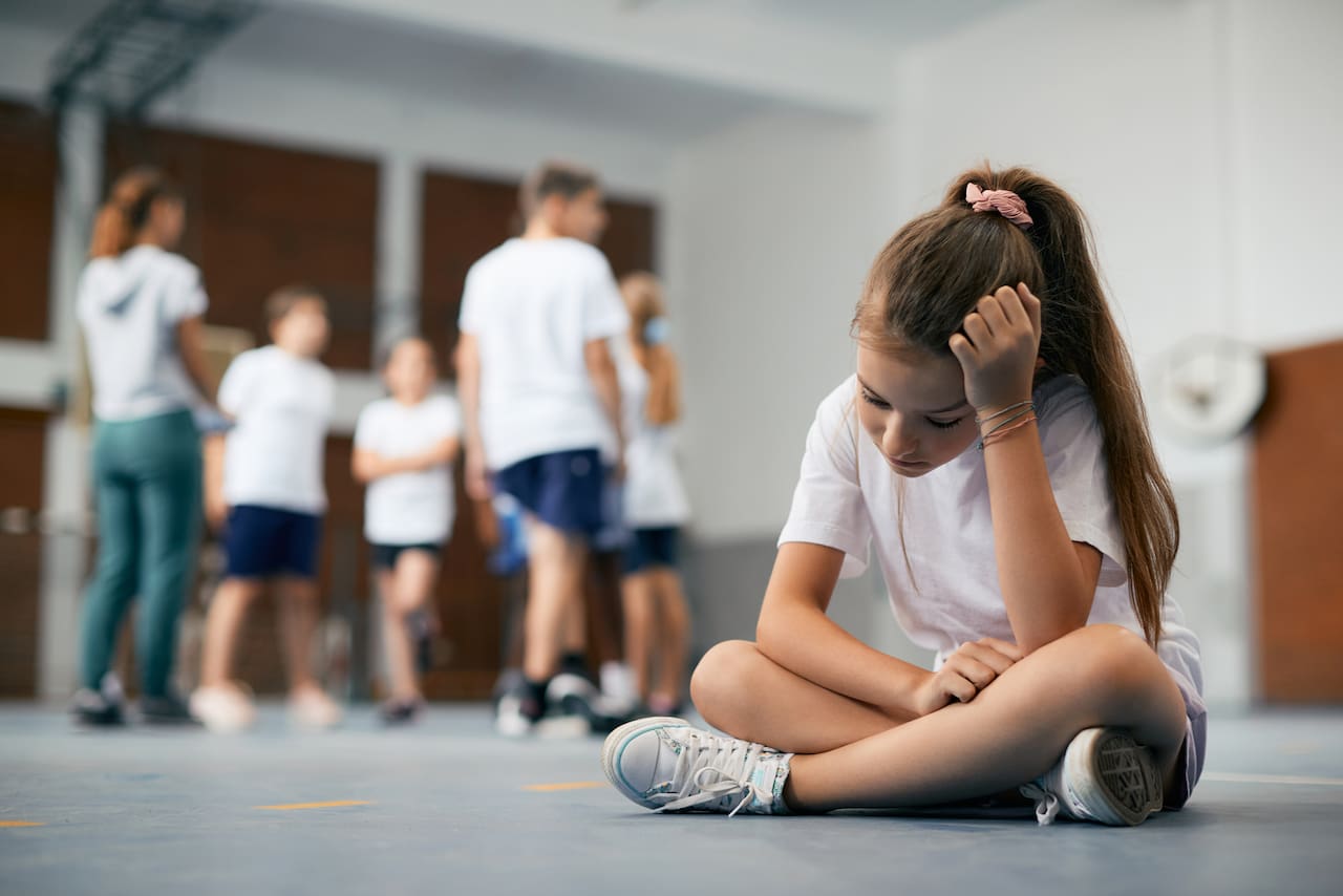 Niños en una escuela, detección de violencia infantil