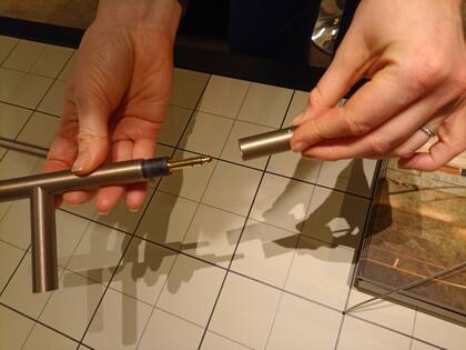 Acá, el sistema de ensamble, abajo, el resultado: ‘Plug’ de la firma Eden Design, viene con tubos en tonos metalizados o en negro.