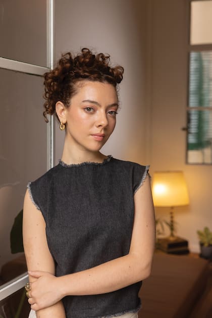 Acá, en un plano más abierto de la foto de la apertura. Carmela heredó, por un lado, el pelo
entre rojizo y medio rubión de su bisabuelo Edmundo, cuyos antepasados vinieron a la Argentina desde Inglaterra; y por el otro, los rulos de la familia de su madre, la reconocida actriz y docente Natalia Grinberg.