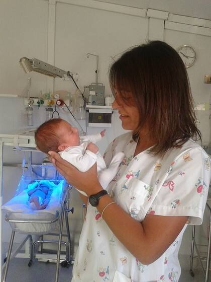 Acá está con la neonatóloga, el día que le dio el alta