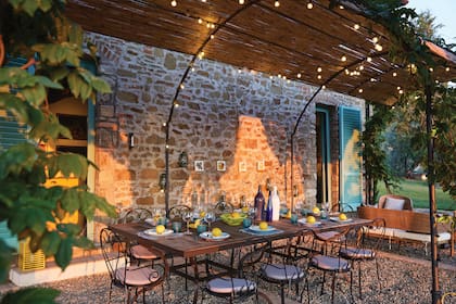 Acá está la famosa pérgola, conectada con la cocina. Se entiende perfectamente su uso intensivo.