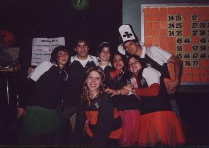 Acá estábamos en 5to año, cuando todavía no salíamos. Él es el que NO tiene gorro y yo la de tutu naranja