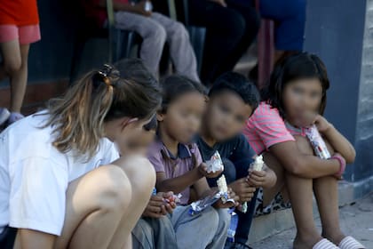 Acá estoy charlando con unos niños del paraje Ojo de Agua; llevamos comida y golosinas; los médicos con los que viajamos les hacen los chequeos necesarios y nos suelen dar el ok
