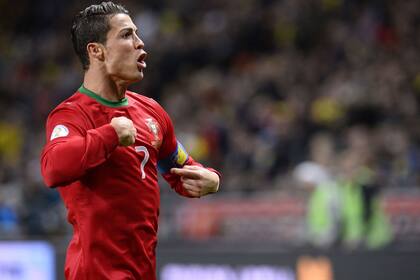 Acá estoy yo, dice Cristiano; hizo los cuatro goles de Portugal en la serie