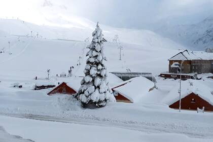 "Acá hay nieve para largo, no hay una fecha de estimación de cierre", dicen los responsables de Las Leñas