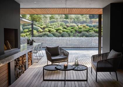 Acá, la mesada que se convierte en una cómoda barra con altura de mesa.