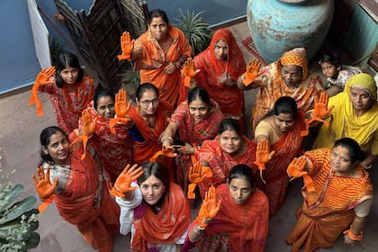 "Acá la mujer es identificada por el hombre que la rodea (cosa que después confirmé con la experiencia). Por eso es tan poderoso el trabajo que hace Sambhali al darles una identidad, y no sólo en sentido literal. Las ayudan a procesar sus documentos para que puedan votar”, asegura Lara.