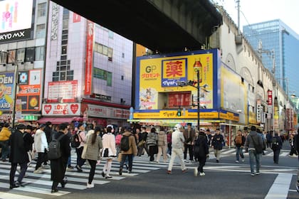 “Acá las edificaciones, los materiales, la distribución, todo es diferente, y se suma que no entiendo los carteles. Miro, quiero grabar. Cierro los ojos. Pero mi base de datos no cuenta con la información suficiente. Intento recrear lo que estaba viendo y solo veo borrones”.